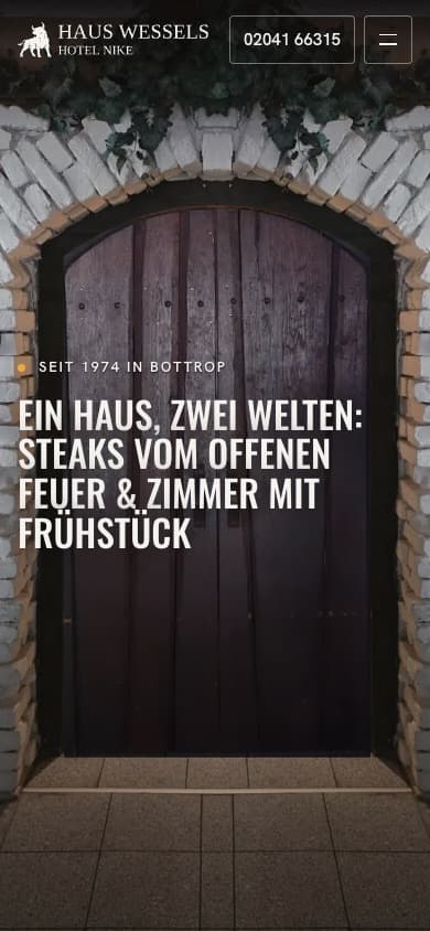 Startseite von Haus Wessels / Hotel Nike auf dem Smartphone: Bild der Holztür, Überschrift, Telefon-Schaltfläche und Menü-Schaltfläche.