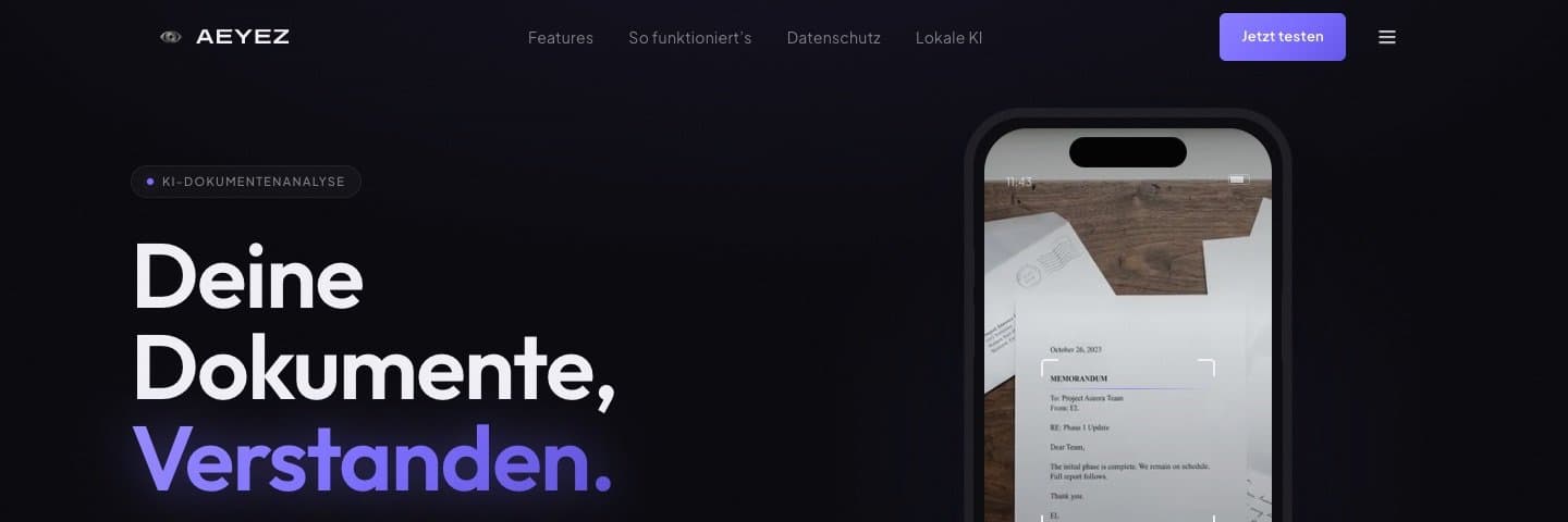 Oberer Ausschnitt der Landingpage von AEYEZ am Desktop: Navigation mit Schaltfläche 'Jetzt testen', Hinweis 'KI-Dokumentenanalyse', Überschrift 'Deine Dokumente, Verstanden.' und ein Smartphone-Mockup, das ein Beispieldokument scannt.