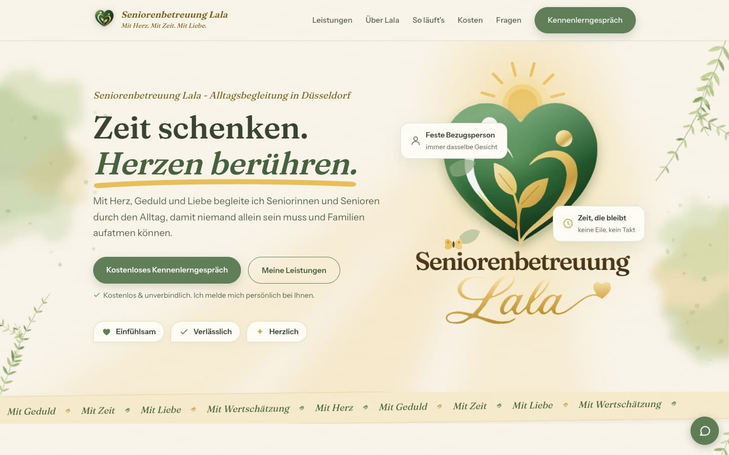 Startseite von Seniorenbetreuung Lala in Düsseldorf am Desktop: Überschrift 'Zeit schenken. Herzen berühren.', zwei Schaltflächen, darunter eine für ein kostenloses Kennenlerngespräch, rechts das Herz-Logo, unten rechts die geschlossene Chat-Schaltfläche.